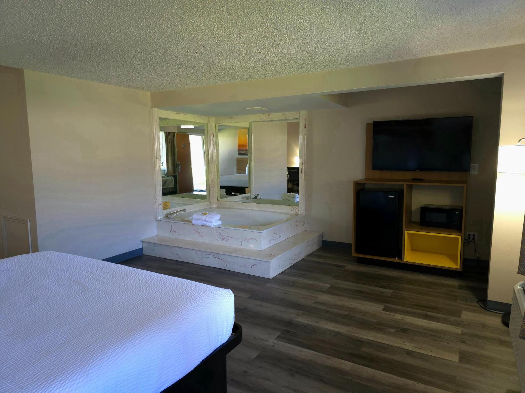 Days Inn And Suites By Wyndham Port Huron Buitenkant foto