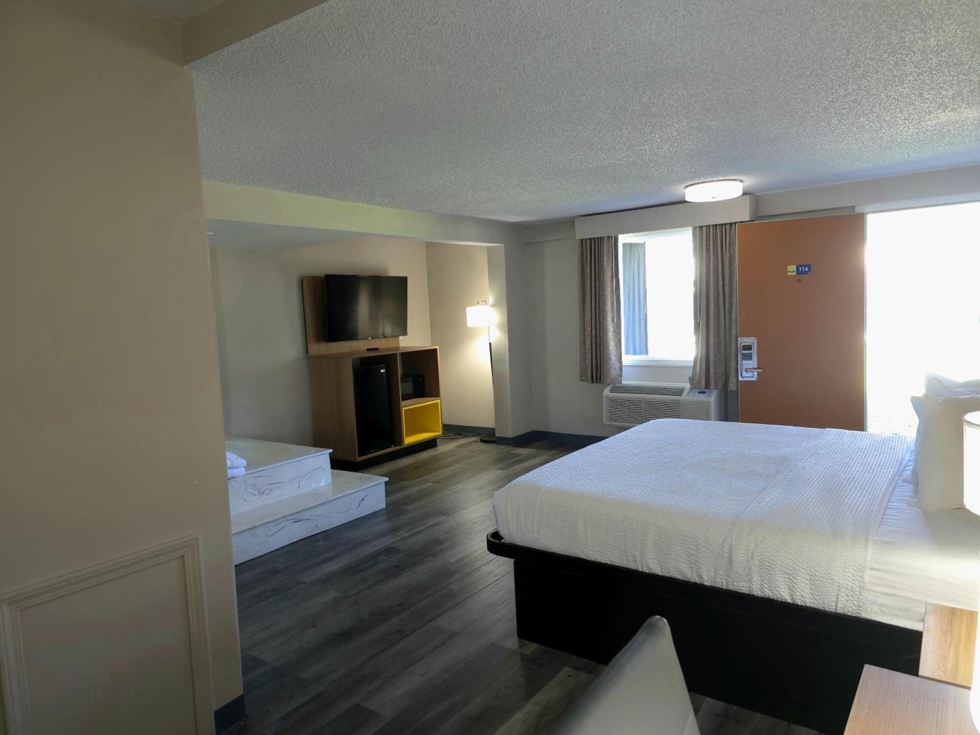Days Inn And Suites By Wyndham Port Huron Buitenkant foto
